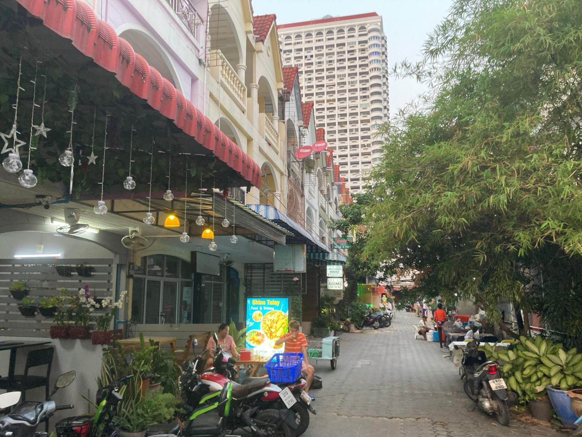 Max'S Beach House Hotel Pattaya Exterior photo